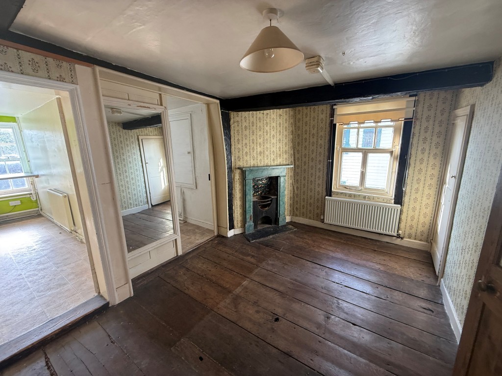 Lot: 86 - PAIR OF SHOPS AND TWO FLATS FOR REFURBISHMENT - Room six